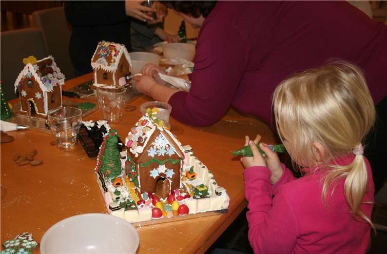 Wurden im letzten Jahr noch Häuser aus Lebkuchen gezaubert, gibt es in diesem Jahr Figuren und Tannenbäume. privat