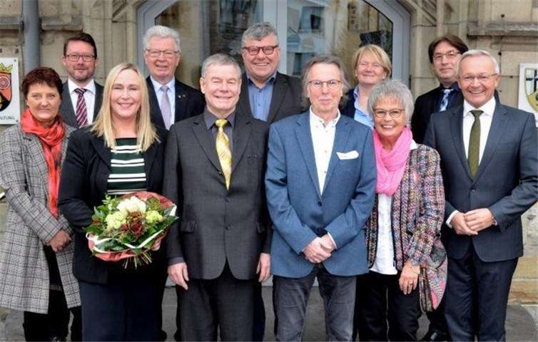 Wurden kürzlich verabschiedet (vordere Reihe; v.l.n.r.): Dietmar Kurz und Josef Stein nebst Ehefrauen. In der hinteren Reihe (v.l.n.r.): Personalratsvorsitzende Birgit Eisenhuth, Personalreferent Oliver Honnef, Kreisbeigeordneter Werner Wittlich, 1. Kreisbeigeordneter Michael Mahlert, Kreisbeigeordnete Birgit Haas, Abteilungsleiter Jörg Schwarz und Landrat Achim Hallerbach. Foto: privat