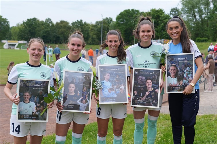 Wurden nach dem Spiel verabschiedet: v. l. Sarah Krumscheid, Sarah Klyta, Lisa Kossmann, Maren Weingarz und Besarta Hisenaj.