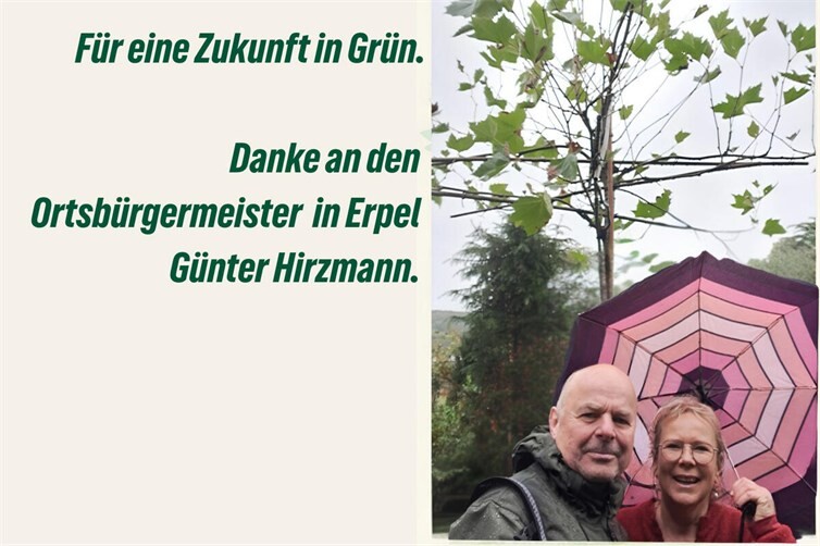 Wurzeln schlagen für morgen: Thomas Schmidt und Dagmar Rosenfeld vor dem Abschiedsgeschenk, einer Platane, für Günter Hirzmann.