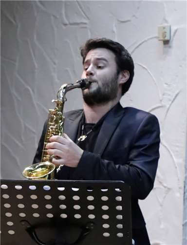 Xavier Larsson spielte in den klassischen Stücken gleich auf zwei verschiedenen Saxofonen.