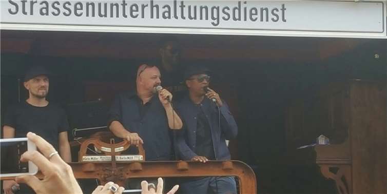Xavier Naidoo und die Söhne Mannheims gaben im Rahmen ihrer Tour „Straßenunterhaltungsdienst“ in Cochem ein Spontan-Konzert.TE