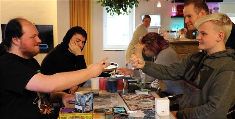 YU-GI-OH-Fans treffen sich einmal wöchentlich im Jugendhaus. Foto: privat