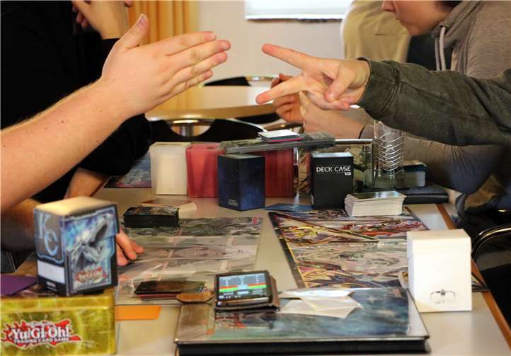 YU-GI-OH! Fans treffen sich im Jugendhaus zum wöchentlichen YU-GI-OH!-Stammtisch. Foto: privat