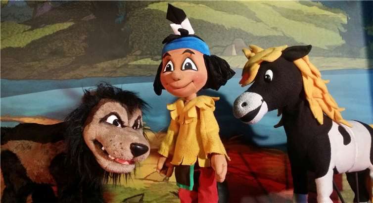 Yakari mit seinem Hund Knickohr und seinem Pony Kleiner Donner. Karfunkel-Figurentheater