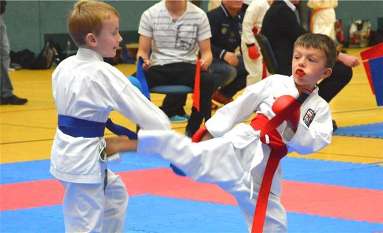 Yannick Becker (rechts) mit Fußtechnik zum Körper.KSC