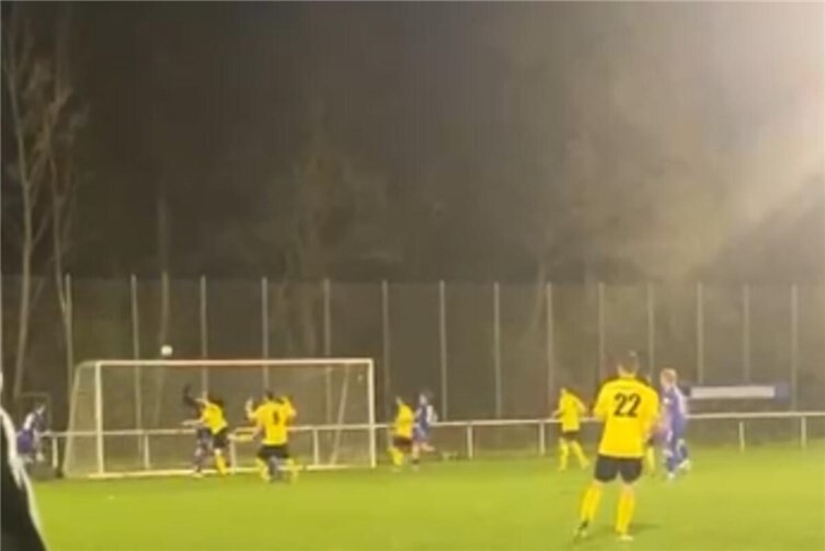 Yannick Bouhs verfehlte nur ganz knapp mit seinem Kopfball den Siegtreffer in letzter Minute.