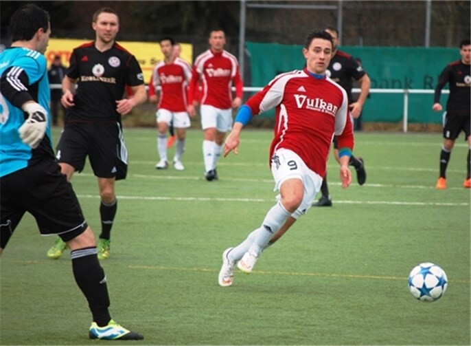 Yannick Distelrath (rechts) von der SG Eintracht Mendig/Bell sollte in dieser Situation gegen RW-Torhüter Tobias Oost um Sekundenbruchteile zu spät kommen.SK