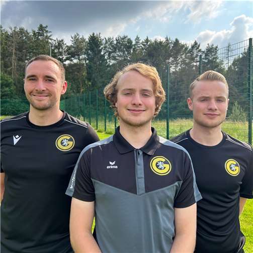 Yannick Heyers, Raphael Fuchs und Alexander Fuchs (v.l.n.r.) werden in der kommenden Saison 2023/2024 die C1-Jugend der GSG in der Bezirksliga trainieren. Quelle: GSG