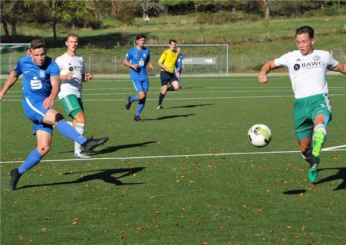 Yannick Schweigert (rechts) vom TuS Oberwinter kommt bei diesem Schuss des Mülheim-Kärlichers zu spät.
