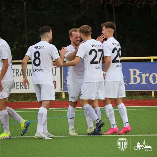 Yannik Becker im Torjubel mit drei VfB-Youngsters.  Fotos: Max Jäger