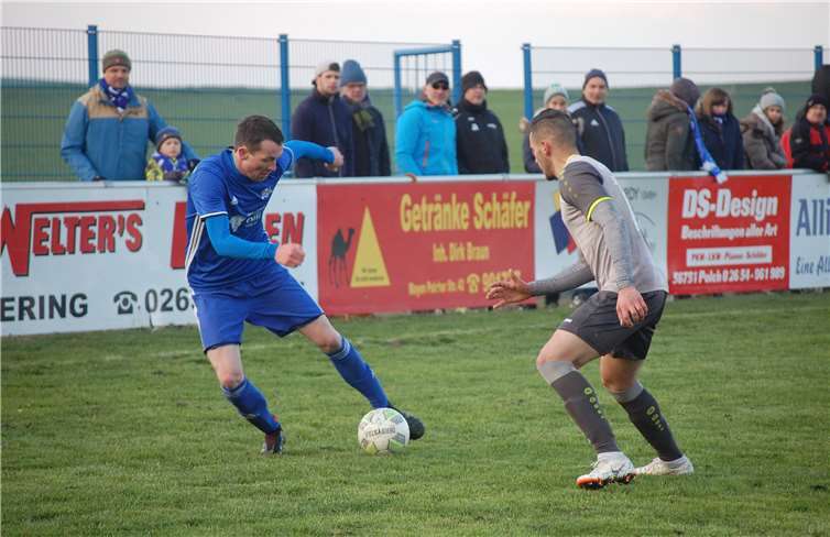 Yannik Idczak (links) bereitete gegen Ata Sport Urmitz den Elztaler Führungstreffer vor.