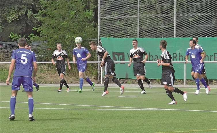 Yannik Kossmann beim Kopfball, dahinter Heimkehrer Fathi Sallsashi. privat