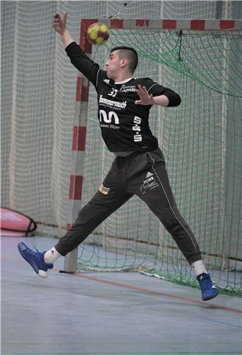 Yannik Stromberg zeigte gegen Mundenheim nicht nur eine starke Leistung im Tor, sondern konnte sich auch in die Torschützenliste intragen. Foto: Bernd Hunder