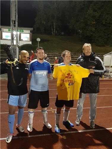 Yannik Theis und Steffen Reuber beim Erinnerungsfoto mit David Odonkor und Guido Buchwald. Foto: privat