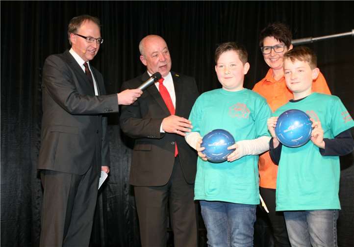 Yannis und Emil von der Bambinifeuerwehr aus Winnen-Gemünden hatten den Gästen des Abends aus dem Buch 112 von „kidz4kids“ vorgelesen und erhielten vom Vorsitzenden des Stiftungsvorstands Magnus Schneider (2.v.l.) eine Spendendose.