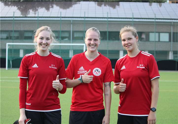 Yasmin Rölle (l.) und Jana Rütten (r.), beide spielten bereits in der U 17-Juniorinnen-Bundesliga für den SC 13. Jana Erbeling (Mitte) ist ein echtes SC 13-Eigengewächs und spielte zu Beginn der letzten Spielzeit bereits beim Kurstadtklub. Foto: privat