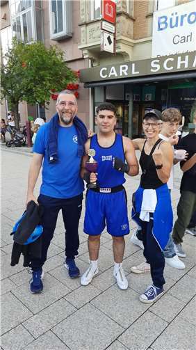 Yassin Mohamad und sein Trainerteam strahlen nach dem Sieg. Quelle: Box-Union Weißenthurm e.V.