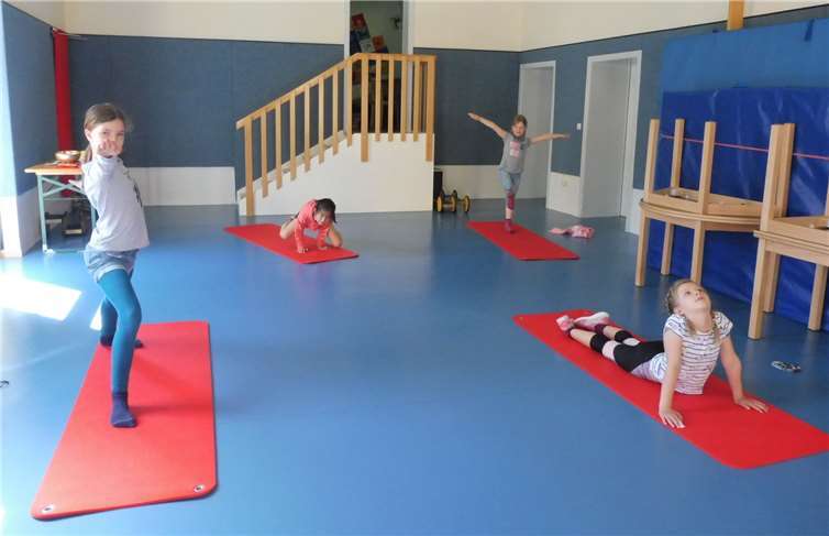 Yoga-Profis im Kinderhort.