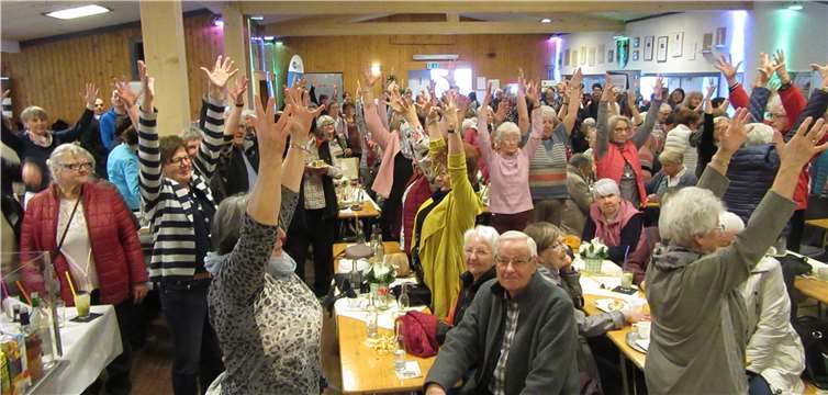 Yoga-Übung für alle unter Anleitung von Bernhard Schmitz von Alvitha, Ahrweiler.Fotos: privat