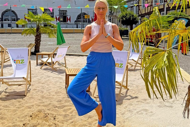 Yoga Zeit am Strand mit Sandra Königshausen