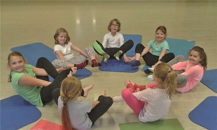 Yoga macht den Kindern sichtlich Spaß. privat