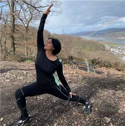 Yogalehrerin Adarsh Rai erarbeitet die Yogaübungen vor Ort.Foto: privat