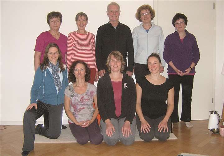 Yogalehrerin Gabriele Aich (unten li) zusammen mit den Teilnehmern im hoteleigenen Übungsraum.privat