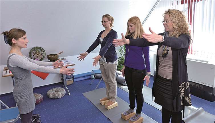 Yogalehrerinnen Agnes Dietz (l.) bei der Arbeit mit den Sparkassenmitarbeiterinnen Kathrin Hürter, Julia Einig und Heike Schmidt. privat