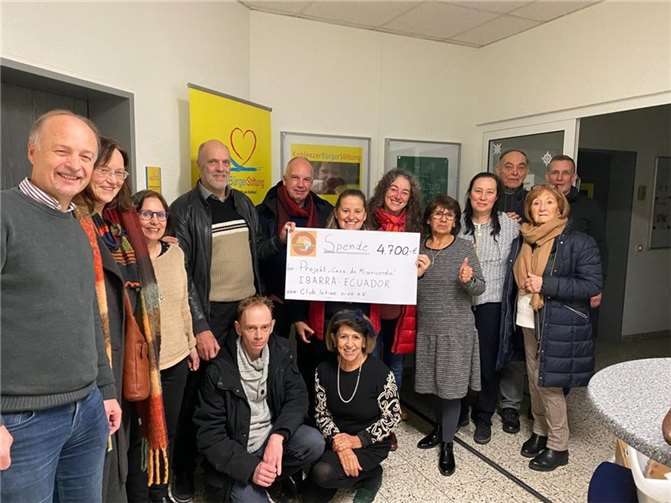 Yolanda Karczewski, Vorsitzende des gemeinnützigen deutsch-lateinamerikanischen Vereins, überreichte einen symbolischen Scheck über 4.700 Euro für „Casa de Misericordia“. Foto: privat