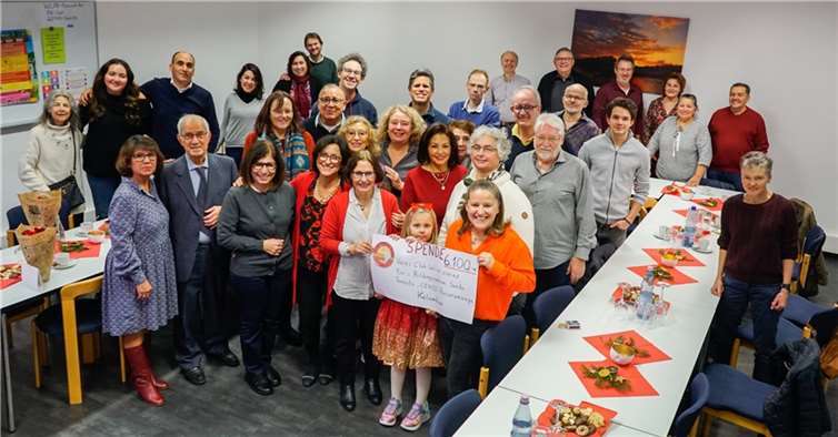 Yolanda Karczewski, Vorsitzende des gemeinnützigen deutsch-lateinamerikanischen Vereins, übergab einen symbolischen Scheck in Höhe von 6100 Euro an Vicky Beyhs, Patin des Hilfsprojekts CENID. Foto: privat