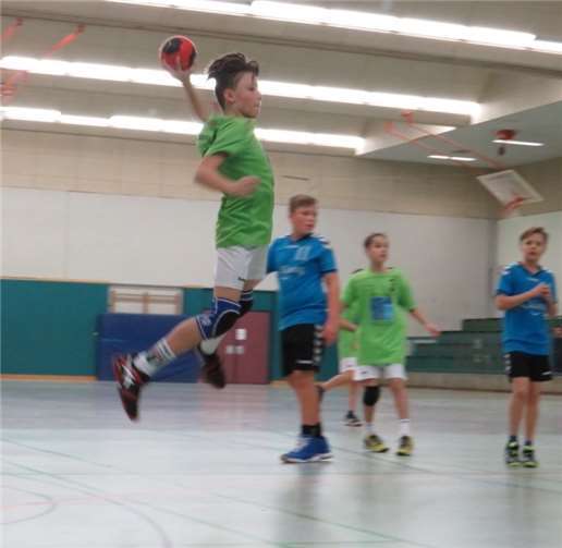 Yoshua Weber beim Torwurf.Leni Schlich