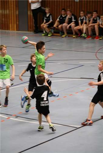 Yoshua Weber beim Torwurf.privat