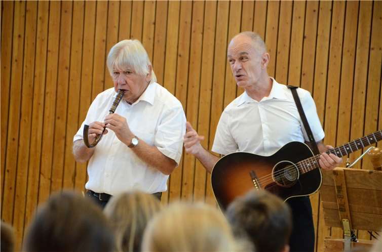 Yves Gueit, hier am Krummhorn, und Johannes Epremian bereiteten den Altendorfer Kindern mit ihrem musikalischen Erzähltheater viel Freude.