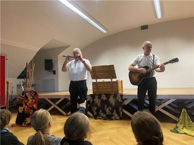 Yves Gueit spielte gleichzeitig virtuos auf zwei Blockflöten, während Johannes Epremian ihn auf der Gitarre begleitete.