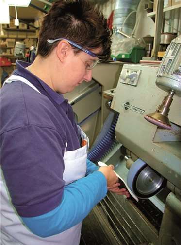Yvonne Assenmacher an der Schleifmaschine.