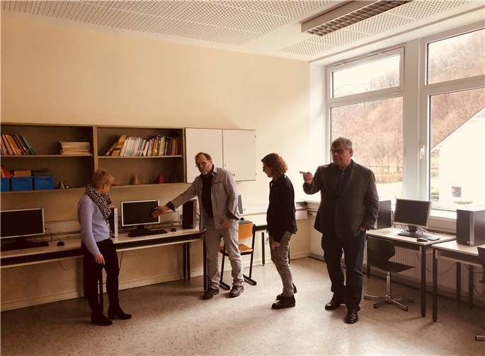Yvonne Herber und Erich Manns von der Schulleitung der Realschule Plus Waldbreitbach im Gespräch mit Schulreferentin Mechtild Laupichler und Schuldezernent Michael Mahlert über Möglichkeiten und Herausforderungen der anstehenden Umsetzung des DigitalPakts.Foto: Kreisverwaltung
