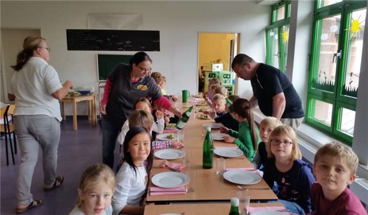 Yvonne Hoss und André Kloos in Aktion bei der Essensausgabe in der Betreuenden Grundschule in Sankt Katharinen. Fotos: privat