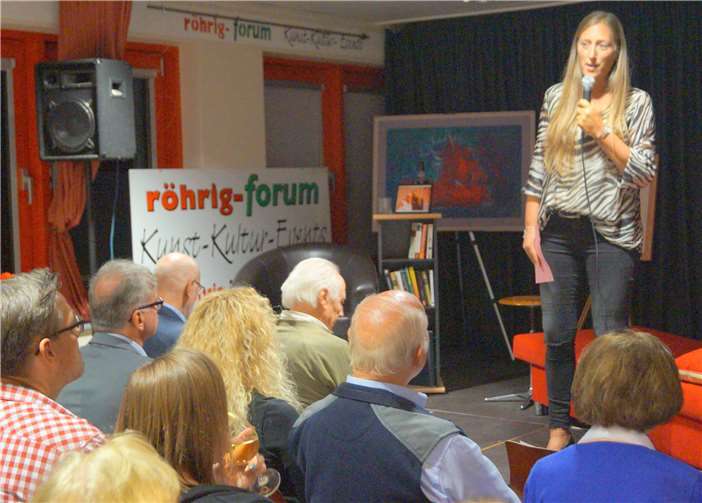 Yvonne Röhrig begrüßte die Zuschauer zur Theateraufführung „Kleine Eheverbrechen“ im Baumarkt. Fotos: MT