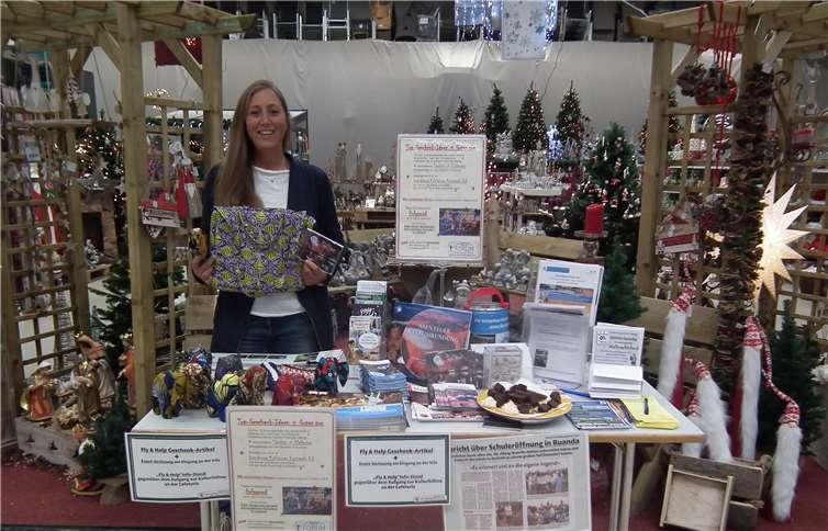 Yvonne Röhrig, die Leiterin der „Kulturbühne im Baumarkt“, informierte im röhrig-Weihnachtsland über interessante kulturelle und Benefiz-Geschenk-Ideen zu Weihnachten und zu allen sonstigen Anlässen. Röhrig