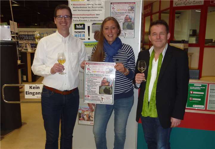 Yvonne Röhrig gemeinsam mit Christoph Stoffel von „halbtrocken“ und mit dem Wein-Comedian „Ingo Konrads“ an der röhrig-Info, wo es immer vielfältige Infos zu Kultur-Events in der Region gibt. privat