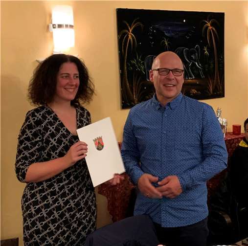 Yvonne Schneider und Rektor Ralf Waldgenbach. Quelle: Realschule plus Puderbach