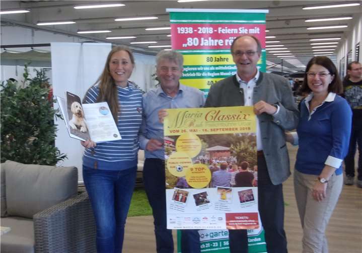 Yvonne und Hans Peter Röhrig präsentieren gemeinsam mit Gerd und Petra Ripp (von links) Plakate zur „Maria Ruh Classix“, die vom 26. Mai bis 16. September mit werblicher Unterstützung der röhrig-forum-Kulturbühne einzigartige Open-Air Events garantieren.privat