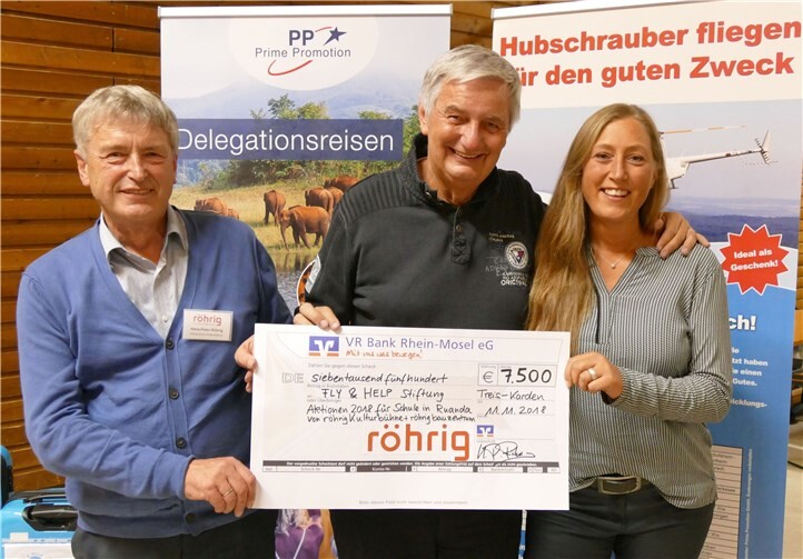 Yvonne und Hans Peter Röhrig überreichten von den röhrig-hagebaumärkten und der Kulturbühne an Reiner Meutsch einen Scheck zugunsten „Fly & Help“ für den Aufbau einer weiteren Schule in Ruanda.  röhrig-forum Kulturbühne