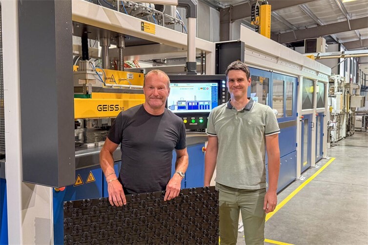 ZEWOTHERM-Geschäftsführer Andreas Ziegler und Betriebsleiter Martin Seidel sind stolz auf die neue Noppenplatten-Fertigungsanlage am Firmensitz in Remagen. Die Anlage ist eine der größten Maschineninvestitionen in der Firmengeschichte. (v.l.n.r.).