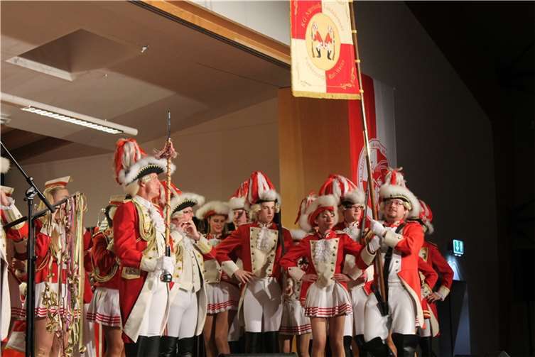 Zackig marschierten die Garden auf der Bühne. 