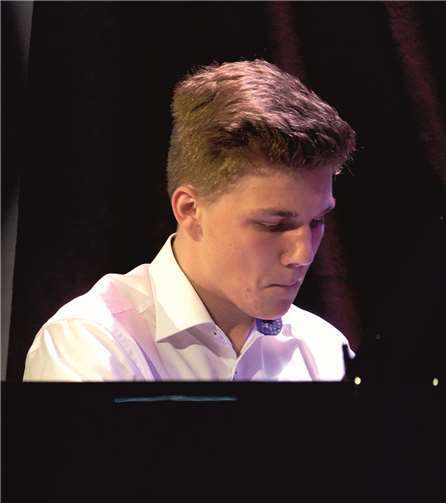 Zählt 2019 wieder zu den Stipendiaten: Julian Müller begeisterte bereits 2017 auf dem Klavier. Foto: Gros Fotografie, Montabaur