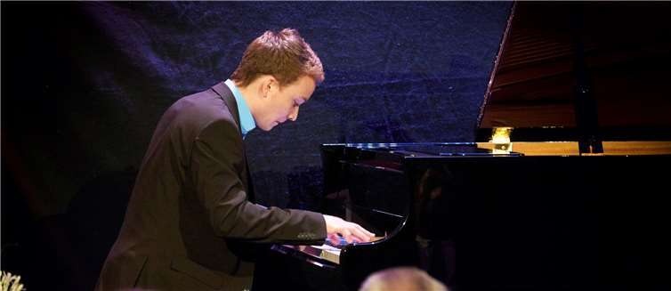 Zählt auch 2018 wieder zu den Stipendiaten: Julian Dockendorf begeisterte bereits im vergangenen Jahr mit Liszts „Wilder Jagd“ auf dem Klavier. Gros Fotografie, Montabaur