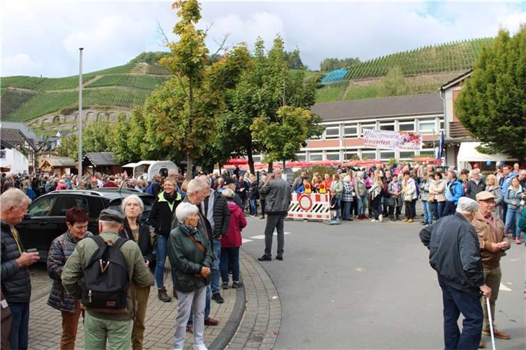 Zahllose Besucher umsäumten zum Festzug die Straßen des Weinortes Dernau. 