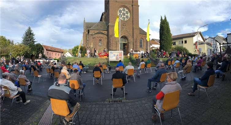 Zahlreich fanden sich die Dattenberger zum Erntedank-Gottesdienst ein, der in diesem Jahr an die Stelle des Erntedank- und Winzerfests getreten ist. Rund um das Kirchenportal verteilt war genug Platz, um die Corona-Abstandsgebote einzuhalten. Fotos: Sandro Rott